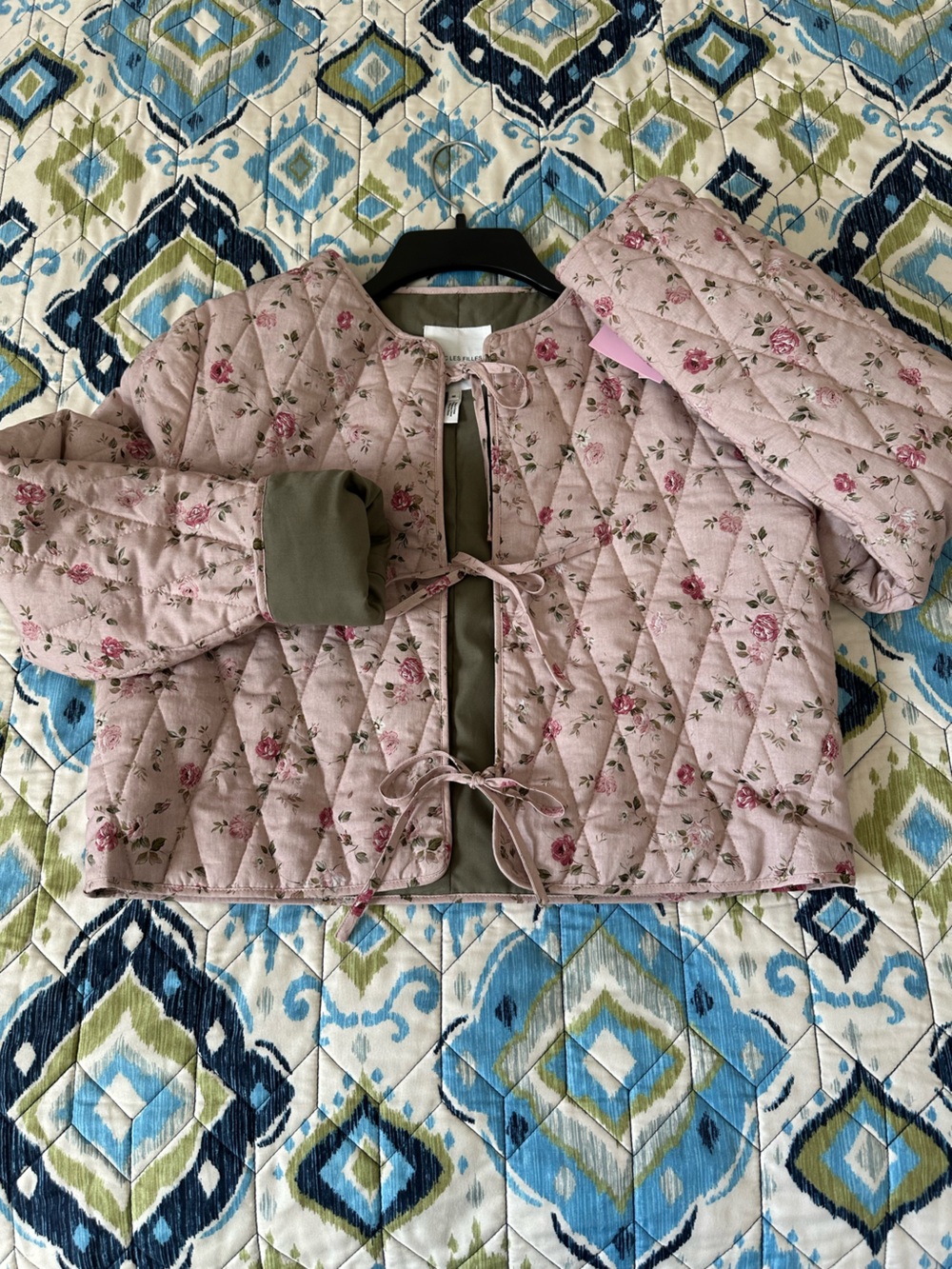 Avec Les Filles Pink Quilted Floral Tie-Front Puffer Jacket. Size Medium. NWT.